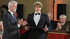 Nevidomý plavec David Kratochvíl p�ebral od prezidenta Petra Pavla medaili Za...