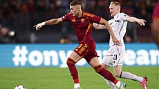 Plze�ský Václav Jemelka se sna�í zastavit soupe�e z AS �ím Artema Dovbyka.