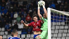 Zákrok brankáe Jana Koutného v duelu Konferenní ligy mezi Olomoucí a Rakówu...