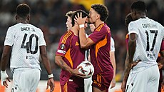 Fotbalisté AS �ím oslavují gól v zápase Evropské ligy proti Plzni.