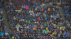 Fanou�ci sledují zápas Konferen�ní ligy mezi Olomoucí a Rakówem �enstochová.