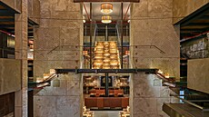 Do pevýeného prostoru varny bývalého holeovického pivovaru se vestavla dv...