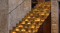 Zlatem se tpytící schodit odkazuje na historii Mexika v dob May.