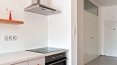 Kuchyská linka je vyrobena na míru v monochromatické neutrální barv a...