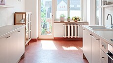 V kuchyni pedstavuje  výrazný prvek ervená podlaha z xylolitu, je naputná,...