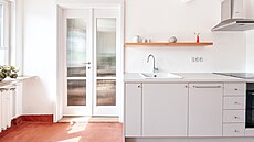 Obývací pokoj propojují s kuchyní dvoukídlé prosklené dvee.