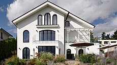 Prostorný dm z 90. let nese prvky podnikatelského baroka. Postupn vak...