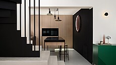 V obývacím pokoji a na schodech jsou podlahy z bleného dubu, v kuchyni je na...