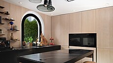 V kuchyském ostrvku, který slouí i pro píleitostné stolování, je...