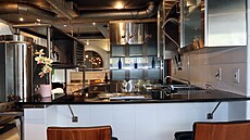 Kuchy s barovým posezením