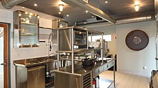 Kuchy svým techno provedením pipomíná profesionální provozy.