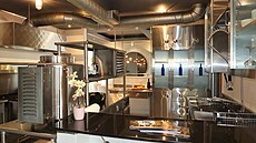 Kuchy svým techno provedením pipomíná profesionální provozy.