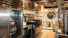 Na kuchy navazuje jídelna.