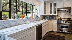 Dm Franka Lloyda Wrighta: velká proslunná kuchy má výhled do krásné zahrady.