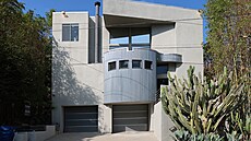 Dm psobí a futuristickým dojmem.