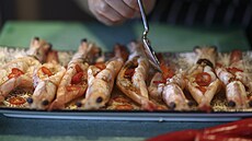 Du�ené krevety s �esnekem, su�enými jikrami z krevet a tobiko kaviárem,...