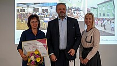 Ocenní pedával námstek hejtmana Jií Kulhánek a vedoucí odboru sociálních...