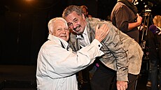 Hynek Bo�an a Martin Dejdar b�hem k�tu knihy  �DEJDAR � Jedu nonstop na horské...