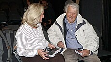 Scénárista Hynek Bo�an b�hem k�tu knihy  �DEJDAR � Jedu nonstop na horské...