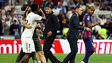 Vinícius Júnior z Realu Madrid (vlevo) pokikuje na barcelonského Lamina Yamala...