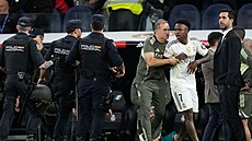 Realiza�ní tým Realu Madrid zadr�uje Viníciuse Júniora po El Clásiku.