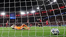 Fotbalisté Leverkusenu inkasují dalí gól v utkání s PSG.