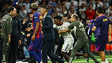 Realiza�ní tým Realu Madrid zadr�uje Viníciuse Júniora po El Clásiku.