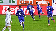Fotbalisté Karviné slaví vítzný gól v síti Slovácka. Vstelil ho Denny Samko...