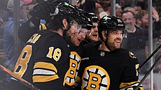 Pavel Zacha (18), Casey Mittelstadt (11) a Viktor Arvidsson (71) z Boston...