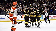 Hokejisté Boston Bruins slaví gól Davida Pastr�áka proti Anaheim Ducks.