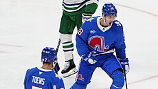 Martin Ne�as (88) z Colorado Avalanche oslavuje svou trefu.