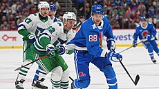 Martin Ne�as (vpravo) z Colorado Avalanche a Alexis Legault z Carolina...