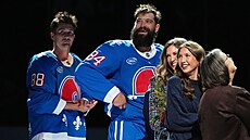 Martin Ne�as a Brent Burns z Colorada p�i oslavách 1 500. zápasu v NHL druhého...