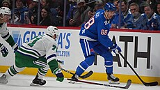 Martin Ne�as (vpravo) z Colorado Avalanche v zápase s Carolina Hurricanes.