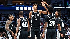 Victor Wembanyama (1) slaví se spoluhrái ze San Antonio Spurs.