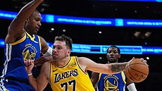 Luka Doni (77) z Los Angeles Lakers se dere pod ko Golden State Warriors,...