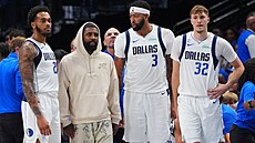 P.J. Washington (25), Kyrie Irving, Anthony Davis (3) a Cooper Flagg (32),...