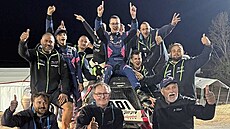 Jiínský autokrosa Jakub Novotný (nahoe uprosted) se v Portugalsku se svým...