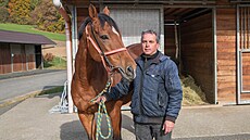 Trenér Stanislav Popelka a jeho svenka Ztracenka u stájí