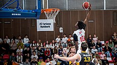 SirJabari Rice z Nymburka smeuje proti Písku.