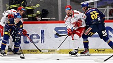 Tinecký útoník Libor Hudáek nahrává po souboji s eskobudjovickým Nickem...