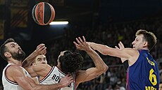 Jan Veselý (vpravo) z FC Barcelona a milántí Leandro Bolmaro s Giampaolem...