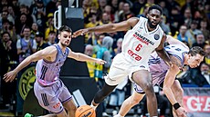 KeyShawn Feazell (6) z Nymburka mezi soupei z Alby Berlín