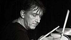 Hudebník a dramaturg Pavel Skala jako bubeník