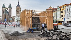 Na hradeckém Velkém námstí firma opravuje povrchy v okolí umlecké instalace...
