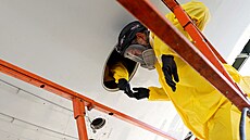 Letecký technik rozebírá Airbus A321neo na letiti ve panlském Castellónu....