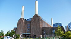 Battersea Power Station je vyazená uhelná elektrárna na jiním behu eky...
