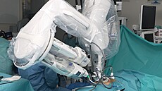Rameno pacientské komponenty nového robota b�hem prvního výkonu v Ústí nad Labem