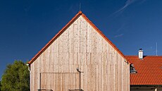 Sedlová stecha v ervené barv byla nutností, vyadují ji místní pedpisy.