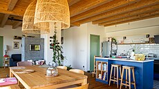 Devo, modrá a zelená  interiéru vládne neobvyklá kombinace barev.